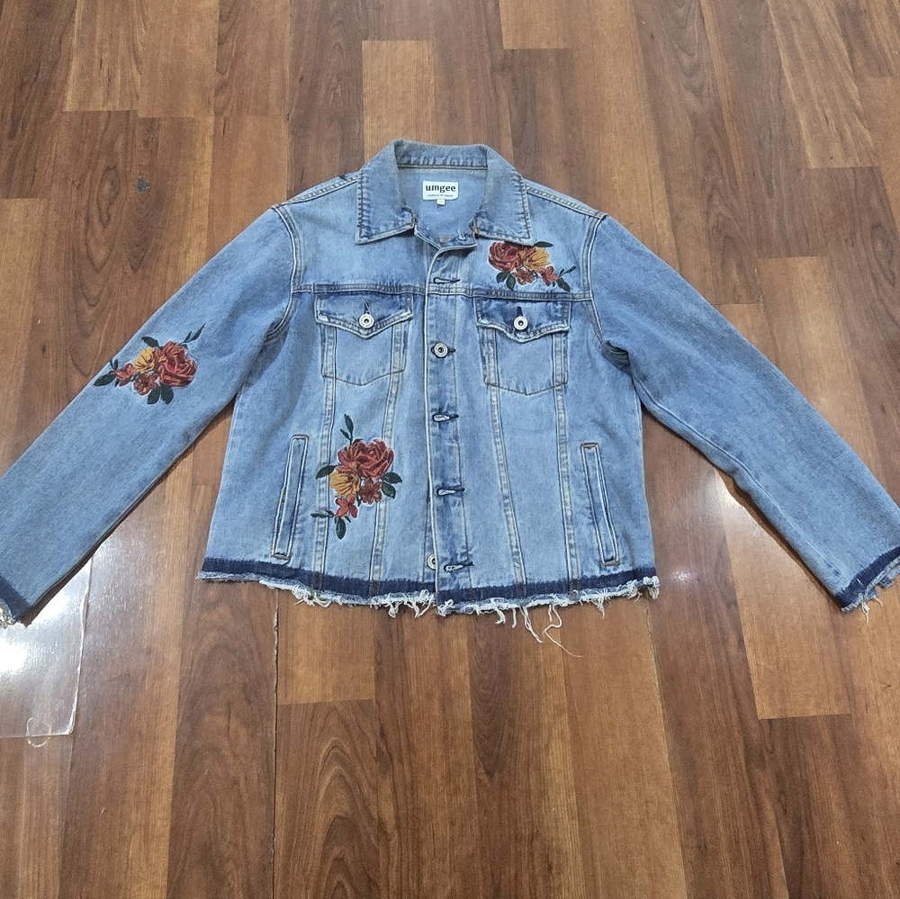Umgee Floral Embroidered Jean Jacket Blue Light Washed Frayed Raw Hem Y2K Phoebe
